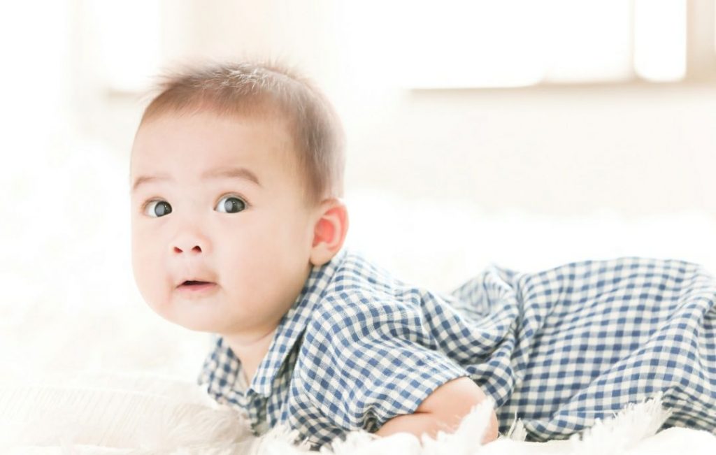 Cara melakukan Tummy time pada bayi